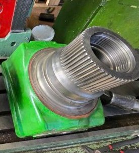 корпус поворотного кулака правий R126436 (John Deere
